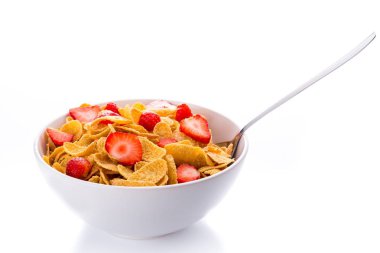 Beyaz arka planda izole kase çilek ile tahıl granola tahıl