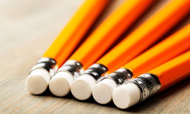 arka planda siliciler ile kalemler, yakın çekim görünümü 