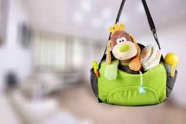 Bebek aksesuarları ve süt şişesi ile çanta