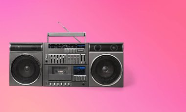 pembe bir arka plan üzerinde eski boombox
