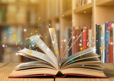 Ahşap masa, eğitim ve kavram öğrenme açık kitap