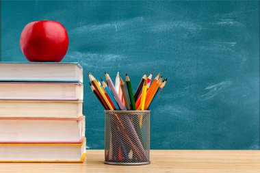 Yığın kitap, kalem ve kırmızı elma, eğitim ve arka plan öğrenme