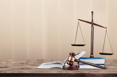 Adalet ölçekler, tokmak ve Kitaplar, hukuk ve adalet kavramı 