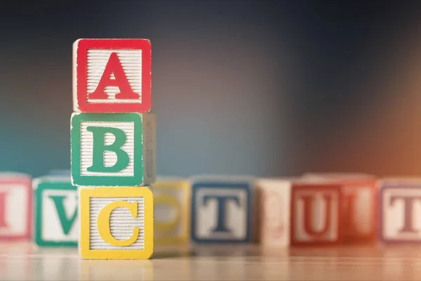 Bunte Spielzeugklötze mit Buchstaben — Stockfoto