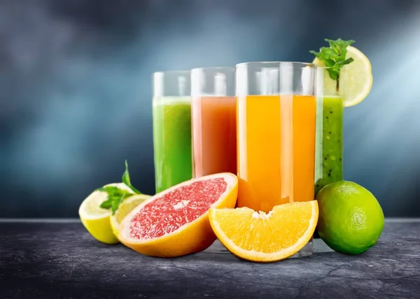 Varios Jugos Saludables Con Frutas Frescas — Foto de Stock