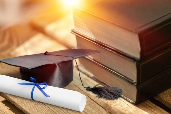Sombrero Graduación Libros Diploma Mesa Madera — Foto de Stock