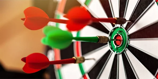 Darts Bullenblick Isoliert Auf Verschwommenem Hintergrund — Stockfoto