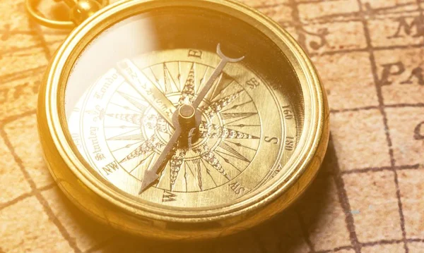 Kovový Starožitný Kompas Cestování Koncepce — Stock fotografie
