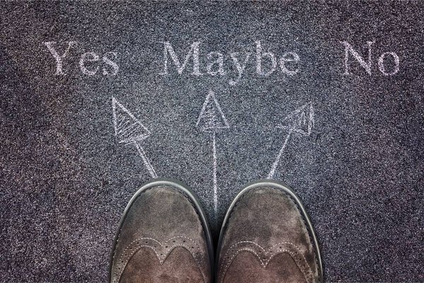 Обувь и стрелки, указывающие в разных направлениях на полу
