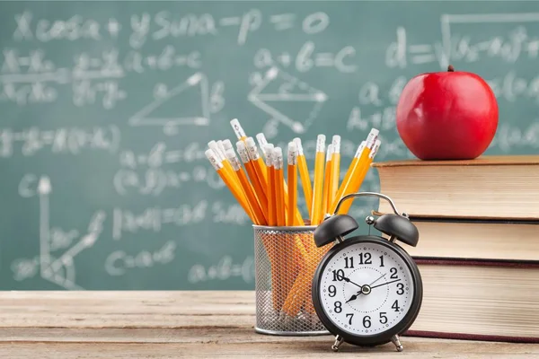鉛筆や赤いリンゴ 目覚まし時計 教育や学習背景のスタック — ストック写真