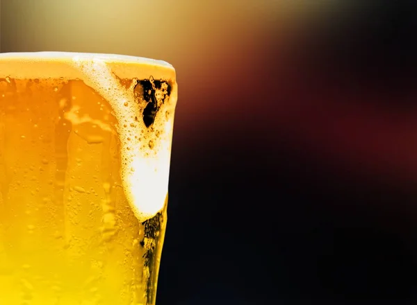冷たいビールのクローズ アップ ビューのマグカップ — ストック写真