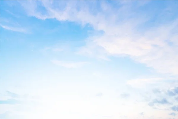 Облачное Голубое Небо — стоковое фото