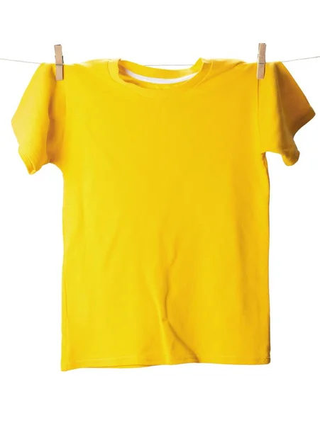 T-shirts coloridas penduradas na corda — Fotografia de Stock