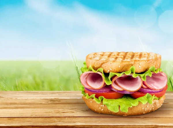 Смачний Бутерброд Ясом Шинкою Сиром — стокове фото