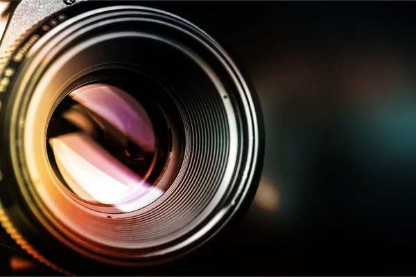 Lensa Kamera Dengan Refleksi Lensa Pada Latar Belakang — Stok Foto