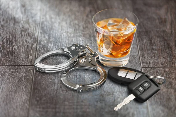 Whiskey Met Autosleutels Handboeien — Stockfoto