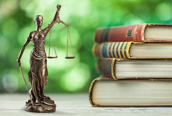 Primer Plano Una Escultura Themis Libros Símbolo Justicia —  Fotos de Stock