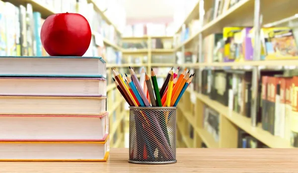 Montón Libros Lápices Manzana Roja Educación Aprendizaje Fondo — Foto de Stock