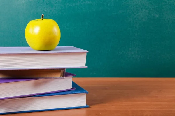Stack Böcker Och Grönt Äpple Utbildning Och Lärande Bakgrund — Stockfoto