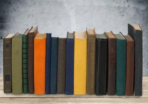 Alte Bücher Reihe Auf Hintergrund — Stockfoto