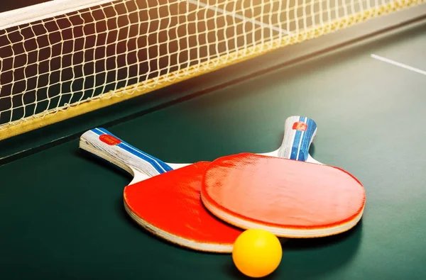 Ping Pong Ρουκέτες Και Μπάλα Προβολή Μεγέθυνση — Φωτογραφία Αρχείου