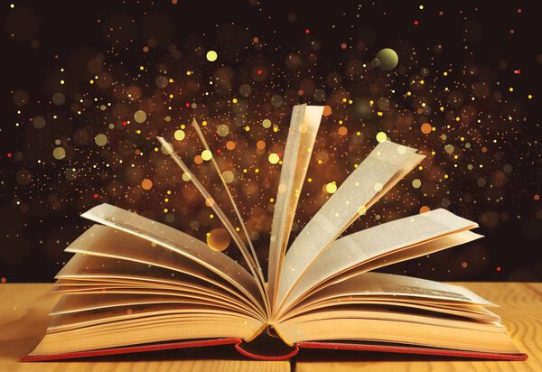 Открытая винтажная книга на деревянном столе, волшебное заклинание
