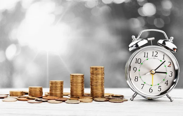 Relógio Alarme Retrô Pilhas Moedas Tempo Para Negócios Contabilidade — Fotografia de Stock