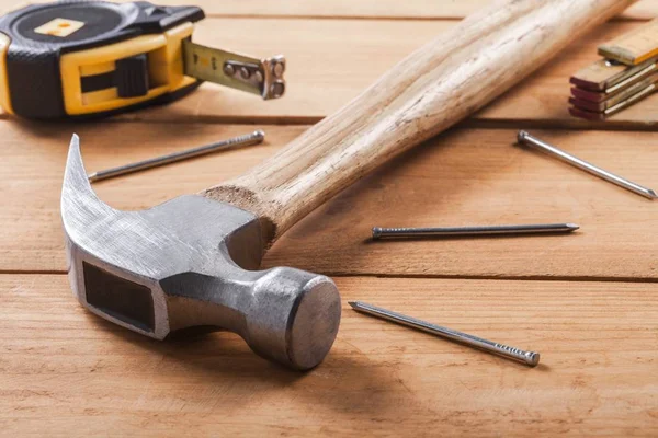 Vista Cerca Martillo Clavos Sobre Fondo Madera —  Fotos de Stock