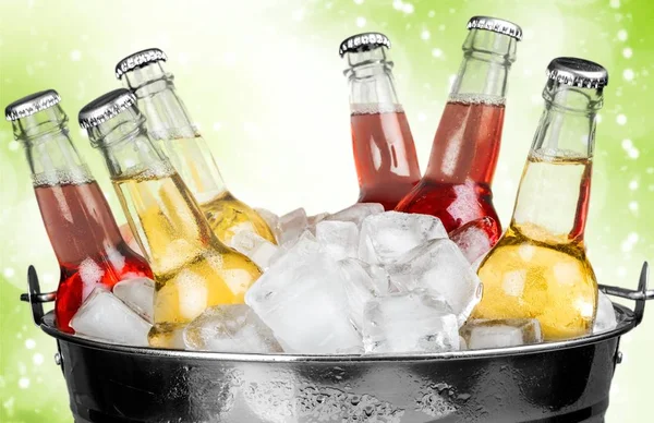 Botellas Cerveza Con Hielo Sobre Fondo Borroso — Foto de Stock