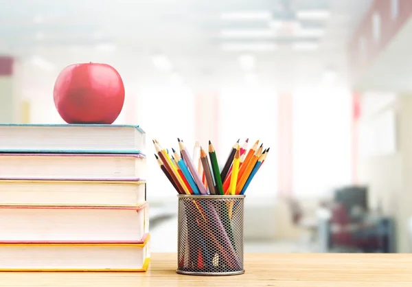 Stapel Bücher Bleistifte Und Roter Apfel Bildungs Und Lernhintergrund — Stockfoto