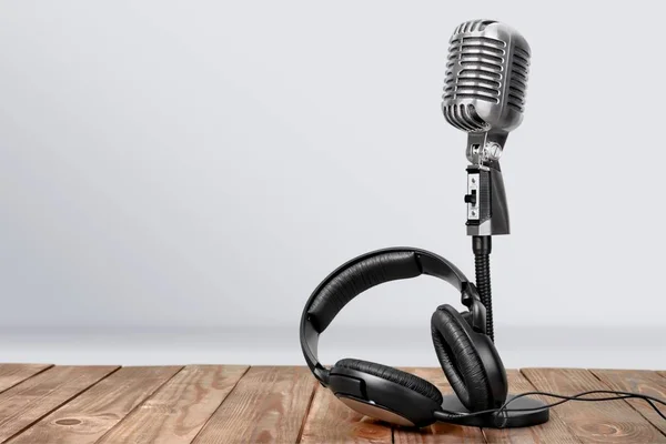 Styl Retro Mikrofon Słuchawki Drewnianym Stole — Zdjęcie stockowe