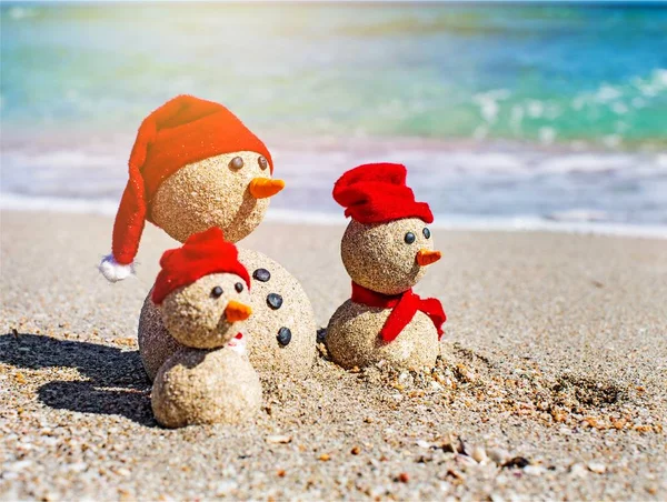 Піщані сніговики на пляжі — стокове фото