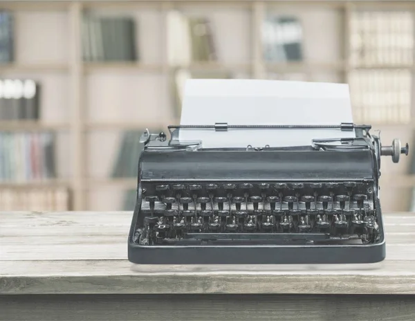 Alte Schreibmaschine mit Papier — Stockfoto