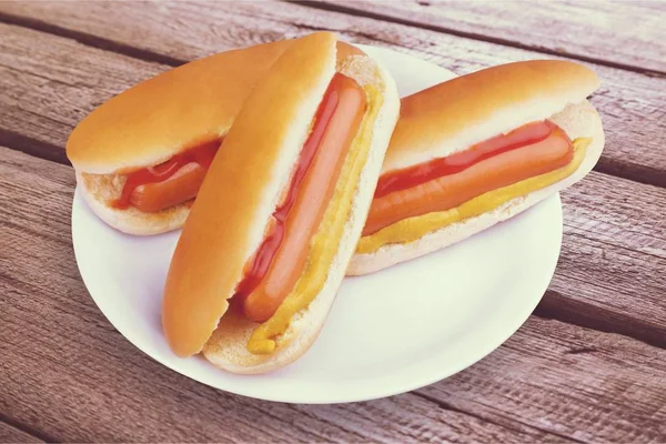 Sabrosos perros calientes en el plato — Foto de Stock