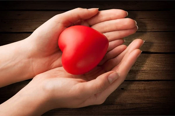 Mani Femminili Che Tengono Cuore Rosso Concetto Carità — Foto Stock