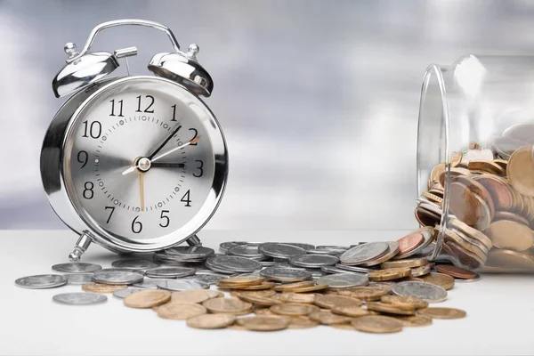 Relógio Alarme Retrô Pilhas Moedas Tempo Para Negócios Contabilidade — Fotografia de Stock