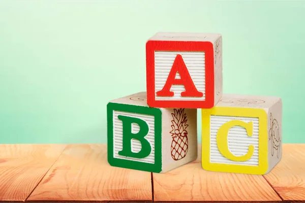 Bloques de juguete de colores con letras —  Fotos de Stock