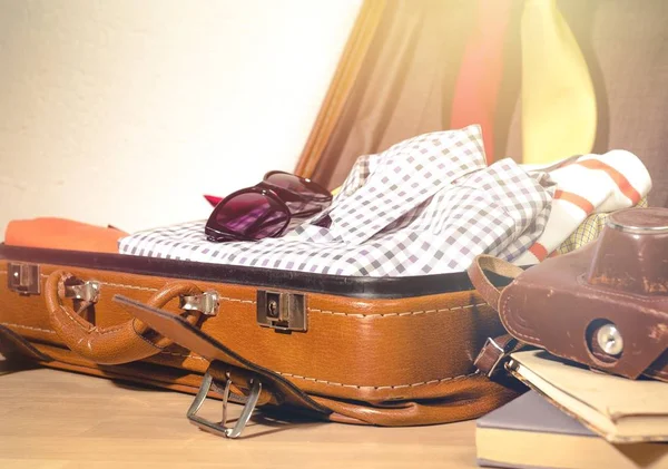Retro Koffer Mit Kleidung Reisen Und Urlaub — Stockfoto