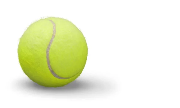 白で隔離された明るい黄色のテニスボール — ストック写真