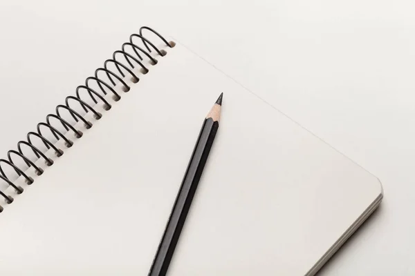 Cuaderno Blanco Lápiz Sobre Mesa Madera —  Fotos de Stock