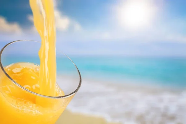 玻璃中新鲜美味橙汁的特写 — 图库照片