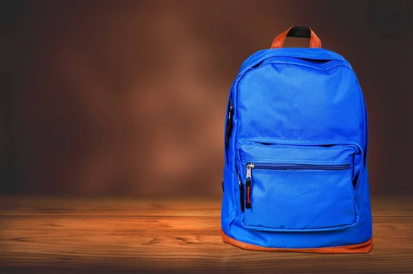 Backpack Σχολείο Στο Ξύλινο Τραπέζι — Φωτογραφία Αρχείου