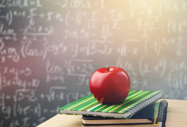 本の積み重ね 鉛筆と新鮮な赤いりんご 教育と学習の背景 — ストック写真