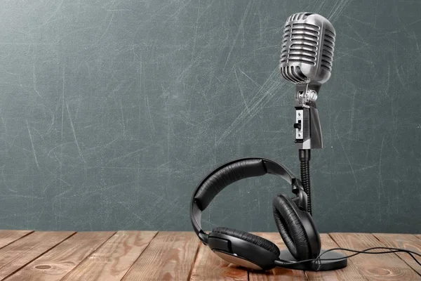 Retro Styl Mikrofon Sluchátka Dřevěný Stůl — Stock fotografie