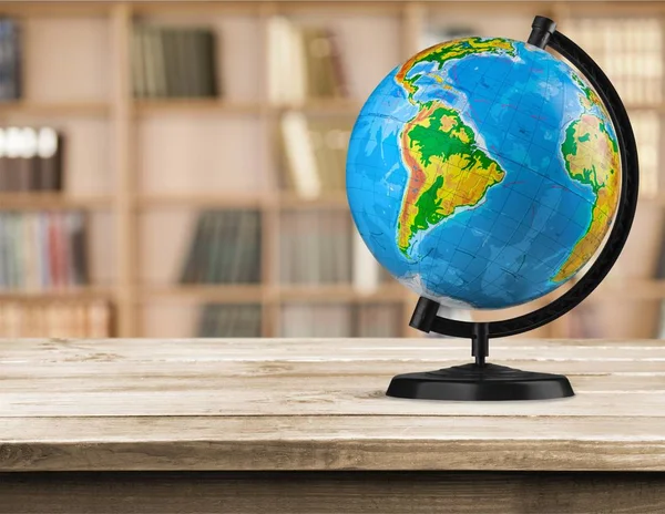 Globus Auf Einem Tisch Mit Verschwommenem Hintergrund — Stockfoto
