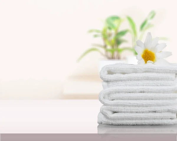 Haufen Flauschiger Handtücher Und Kamillenblüten — Stockfoto