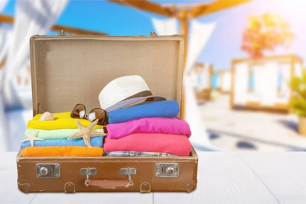 Retro Koffer Mit Kleidung Reisen Und Urlaub — Stockfoto