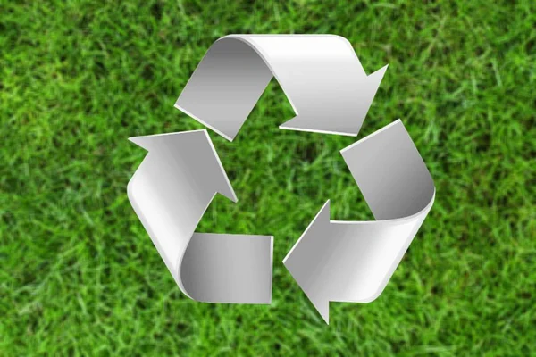Символ Recycle Свежей Зеленой Траве Изображение Экологической Концепции — стоковое фото