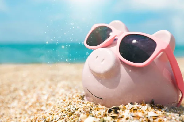 Summer Piggy Bank Sunglasses Beach — Stock Photo, Image