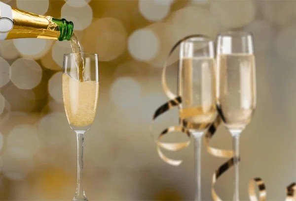 Gläser Champagner Und Lockige Goldene Bänder — Stockfoto